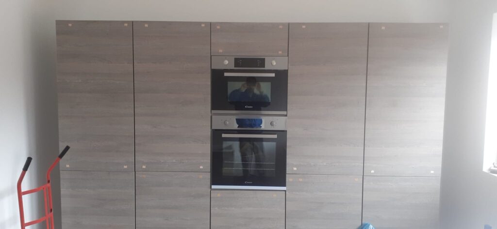 Keukenwand met apparatuur plaatsen en afwerken