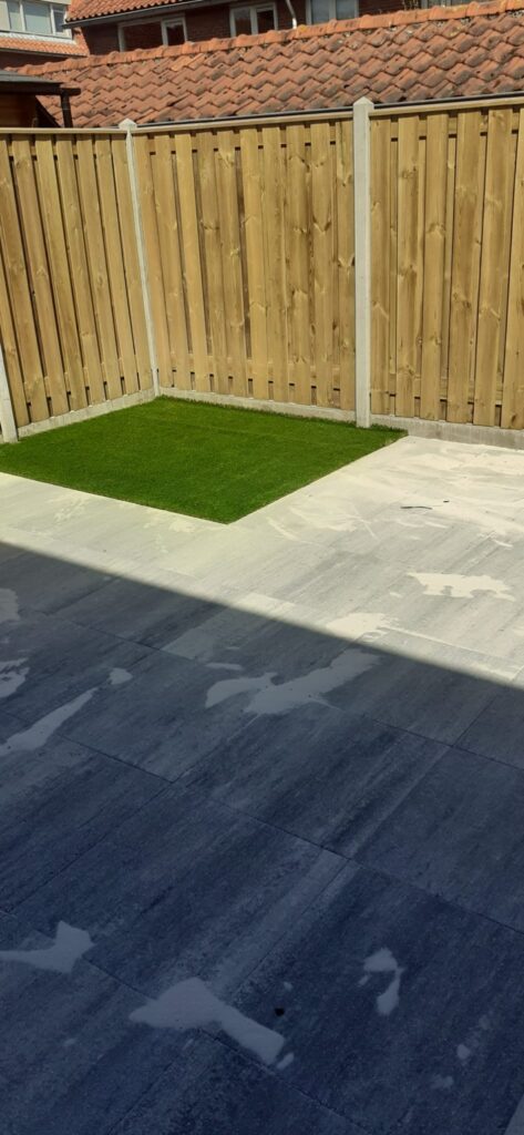 Tuinhek plaatsen, speelmat aanleggen